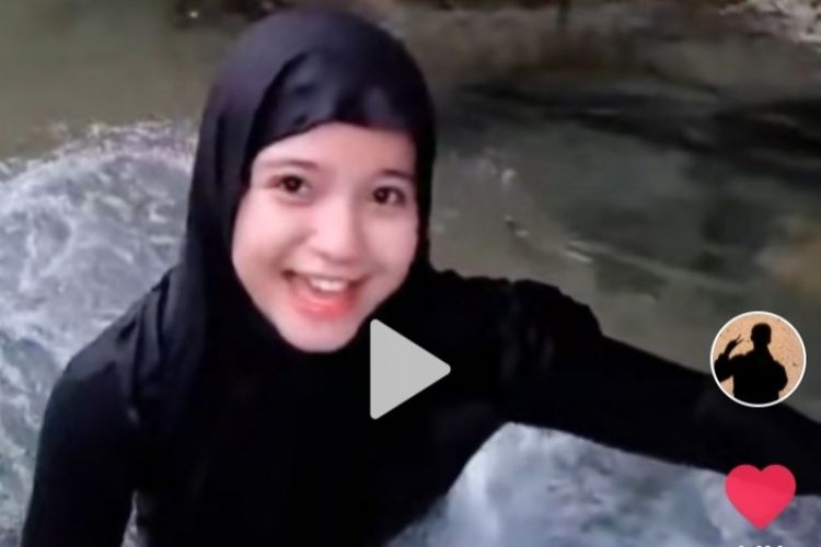 Foto Artis Tiktok Cantik. Viral Video Seleb Cantik Tiktok Dimakan Buaya, Begini Kejadian