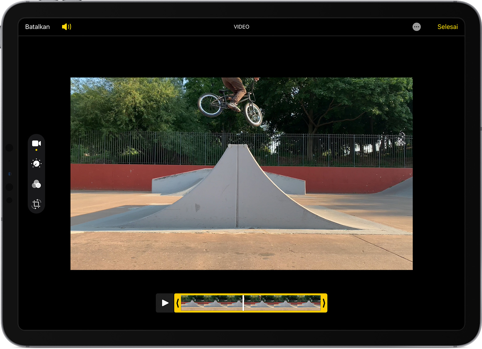 Edit Video Jadi Slow Motion. Cara mengedit video di iPhone, iPad, iPod touch, atau Mac