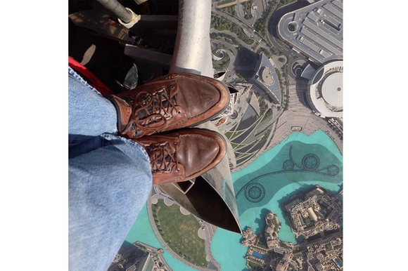 Cara Mengambil Preset Lightroom Di Instagram. Foto kaki Instagram fotografer Nat Geo dari atap Burj Khalifa