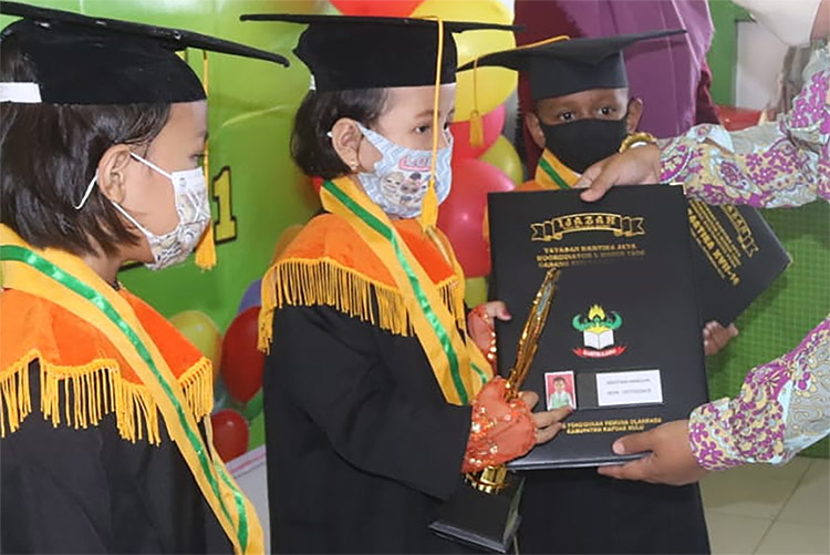 Acak Komentar Instagram. Tolak Wisuda TK, SD, SMP dan SMA, Orang Tua Murid Acak-acak