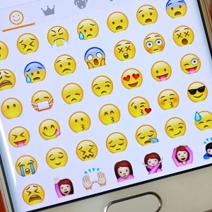 Cara Memasang Emoji Keyboard. Ini Cara Menambahkan Emoji Terbaru Pada iPhone dan Android